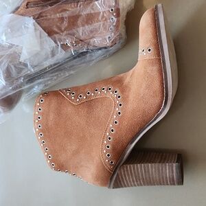 Lucky Brand cashew oiled suede booties sz 8M